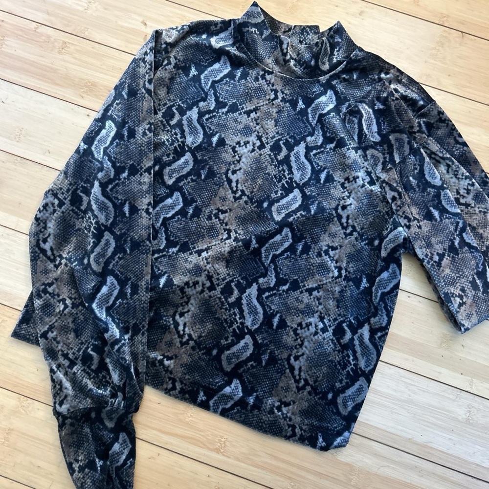 Carmen Marc Valvo leopard print velvet long sleeve mock turtleneck